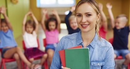 Frau in Schule mit Büchern